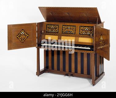 Manxman Pianoforte. Conçu par Mackay Hugh Baillie Scott ; anglais, 1865-1945 ; fabriqué par John Broadwood and sons ; Angleterre, fondée en 1728 ; Londres, Angleterre. Date : 1897. Dimensions : 128,9 × 143,2 cm (50 3/4 × 56 3/8 po) ; H. avec le dessus ouvert 162,6 cm (64 po) ; W. avec une porte ouverte 212,4 cm (83 5/8 po). Chêne, ébène, ivoire, nacre et cuivre. Origine : Angleterre. Musée : Chicago Art Institute, FLORENCIA, États-Unis. Banque D'Images