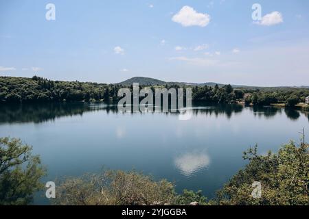 Le Gour de Tazenat, un lac volcanique en Auvergne, France. Il a été formé par une éruption phréatomagnétique il y a environ 29 000 ans. Banque D'Images