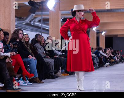 Toronto, Canada. 14 novembre 2024. Un mannequin présente une création à la Fashion Art Toronto's Fashion week automne/hiver 2024 à Toronto, Canada, le 14 novembre 2024. La semaine de la mode a débuté ici jeudi et durera jusqu'au 17 novembre. Crédit : Zou Zheng/Xinhua/Alamy Live News Banque D'Images