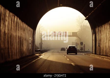 10.11.2024, Wiesensteig, Baden-Wuerttemberg, GER - Nebel nach der Ausfahrt aus dem Laemmerbuckeltunnel auf der A8 in Richtung Osten. A 8, A8, Abstand, Alltag, aussen, Aussenaufnahme, Autobahn, Autos, Autoverkehr, BAB 8, Baden-Wuerttemberg, beeintraechtigt, Beeintraechtigung, Bremsweg, Deutsch, Deutschland, diesig, dunstig, Europa, europaeisch, Fahrbahn, Fahrzeuge, gefaehrlich, Gefahr, Gegenlicht, Gegenlichtaufnahme, Gesellschaft, Herbst, Jahreszeit, Kfz, Kraftfahrzeuge, Laemmerbuckeltunnel, Mindestabstand, Nebel, Nebelbank, Nebelig, Nebelwarnung, Neblig, Personenkraftwagen, PKW, QF, Querformat Banque D'Images