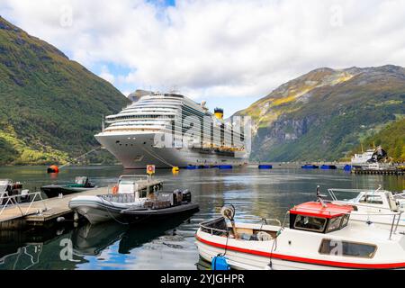 Bateau de croisière Costa Diadema dans le port au village de Geiranger sur Geirangerfjord, un site du patrimoine mondial de l'UNESCO, région des fjords de Norvège occidentale, Europe, 2024 Banque D'Images