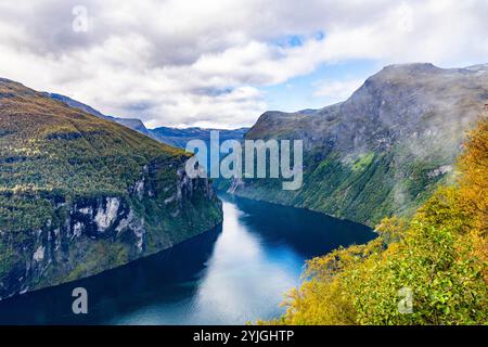 Vue panoramique le long du patrimoine mondial de l'UNESCO Geirangerfjord en automne avec sept sœurs cascade coulant de la face verticale de la montagne, Norvège, Europe Banque D'Images