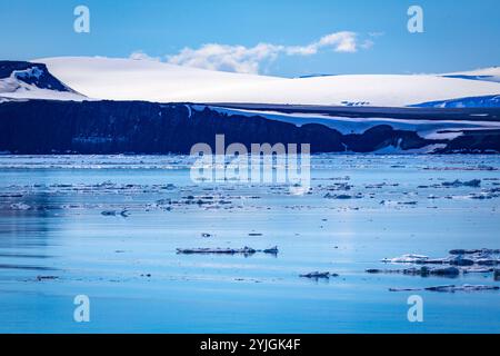 Croisière à travers le merveilleux Arctique le long du glacier entre Nordaustlandet et Spitzberg Banque D'Images