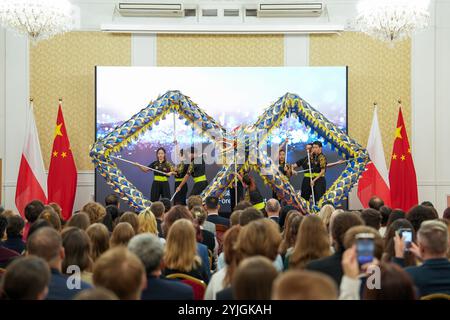 Varsovie, Pologne. 14 novembre 2024. Les membres de la troupe d'art Dragon et Lion de l'Université Hubei de Chine exécutent une danse dragon lors d'une journée portes ouvertes dans le cadre des célébrations marquant le 75e anniversaire des relations diplomatiques entre la Chine et la Pologne, à l'ambassade de Chine en Pologne à Varsovie, Pologne, le 14 novembre 2024. Crédit : Xia Yuanyi/Xinhua/Alamy Live News Banque D'Images