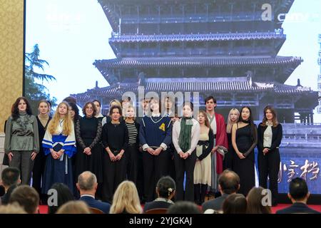 Varsovie, Pologne. 14 novembre 2024. Des étudiants polonais exécutent une interprétation chorale d'une chanson chinoise lors d'une journée portes ouvertes dans le cadre des célébrations marquant le 75e anniversaire des relations diplomatiques entre la Chine et la Pologne, à l'ambassade de Chine en Pologne à Varsovie, en Pologne, le 14 novembre 2024. Crédit : Xia Yuanyi/Xinhua/Alamy Live News Banque D'Images