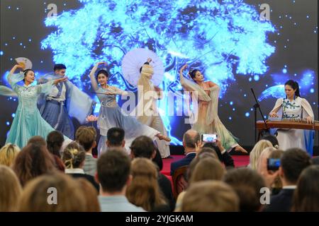 Varsovie, Pologne. 14 novembre 2024. Les membres de la troupe d'art Dragon et Lion de l'Université Hubei de Chine exécutent des danses et du guzheng (un instrument de musique traditionnel chinois) en solo lors d'une journée portes ouvertes dans le cadre des célébrations marquant le 75e anniversaire des relations diplomatiques entre la Chine et la Pologne, à l'ambassade de Chine en Pologne à Varsovie, Pologne, le 14 novembre 2024. Crédit : Xia Yuanyi/Xinhua/Alamy Live News Banque D'Images