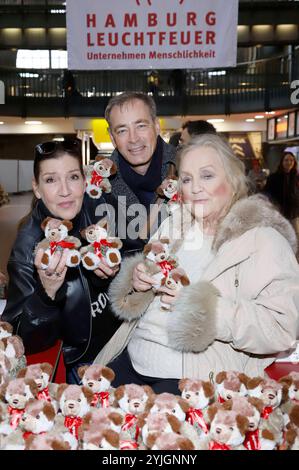 Katy Karrenbauer, Jan Sosniok und Doris Kunstmann beim 27. Charité Teddybären Verkauf zugunsten von Leuchtfeuer im Hauptbahnhof. Hambourg, 14.11.2024 *** Katy Karrenbauer, Jan Sosniok et Doris Kunstmann lors de la vente d'ours en peluche de charité 27 en faveur de Leuchtfeuer à la gare centrale de Hambourg, 14 11 2024 Foto:xgbrcix/xFuturexImagex Teddy 4110 Banque D'Images