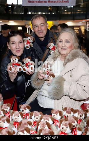 Katy Karrenbauer, Jan Sosniok und Doris Kunstmann beim 27. Charité Teddybären Verkauf zugunsten von Leuchtfeuer im Hauptbahnhof. Hambourg, 14.11.2024 *** Katy Karrenbauer, Jan Sosniok et Doris Kunstmann lors de la vente d'ours en peluche de charité 27 en faveur de Leuchtfeuer à la gare centrale de Hambourg, 14 11 2024 Foto:xgbrcix/xFuturexImagex Teddy 4109 Banque D'Images