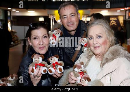 Katy Karrenbauer, Jan Sosniok und Doris Kunstmann beim 27. Charité Teddybären Verkauf zugunsten von Leuchtfeuer im Hauptbahnhof. Hambourg, 14.11.2024 *** Katy Karrenbauer, Jan Sosniok et Doris Kunstmann lors de la vente d'ours en peluche de charité 27 en faveur de Leuchtfeuer à la gare centrale de Hambourg, 14 11 2024 Foto:xgbrcix/xFuturexImagex Teddy 4111 Banque D'Images