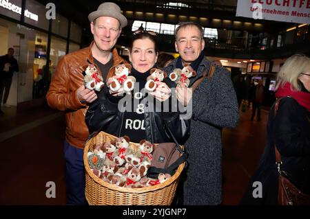 Stephan A. Tölle, Katy Karrenbauer und Jan Sosniok beim 27. Charité Teddybären Verkauf zugunsten von Leuchtfeuer im Hauptbahnhof. Hambourg, 14.11.2024 *** Stephan A Tölle, Katy Karrenbauer et Jan Sosniok à la Charity Teddy Bear Sale de 27 en faveur de Leuchtfeuer à la gare centrale de Hambourg, 14 11 2024 Foto:xgbrcix/xFuturexImagex Teddy 4117 Banque D'Images