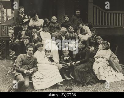 Famille Stieglitz à Oaklawn, Lake George. Alfred Stieglitz ; américain, 1864-1946. Date : 1888. Dimensions : 3 1/4 x 4 po. Glissière pour lanterne. Origine : États-Unis. Musée : Chicago Art Institute, FLORENCIA, États-Unis. Banque D'Images