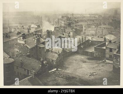 Maisons anciennes coin de George Street et High Street. James Craig Annan ; écossais, 1864-1946. Date : 1897. Dimensions : 16,2 x 23 cm (image) ; 27,6 x 37,8 cm (papier). Photogravure, planche 40 tirée du livre 'The Old Closes & Streets of Glasgow' (1900). Origine : Écosse. Musée : Chicago Art Institute, FLORENCIA, États-Unis. Auteur : James Craig Annan. Banque D'Images