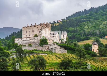 SLUDERNO, ITALIE – le 28 AOÛT 2024 : Castel Coira, un château médiéval bien conservé dans la vallée de Venosta, offre une vue imprenable sur le moun environnant Banque D'Images