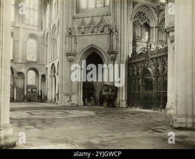 Cathédrale d'Ely : octogone des chaises et bancs du transept Sud enlevés. Frederick H. Evans ; anglais, 1853-1943. Date : 1899. Dimensions : 8,2 × 8,2 cm. Glissière lanterne. Origine : Angleterre. Musée : Chicago Art Institute, FLORENCIA, États-Unis. AUTEUR : FREDERICK H. EVANS. Banque D'Images