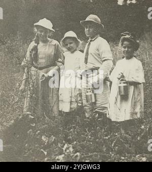 Sans titre (Flora, Elizabeth, Howard & Kitty dans Lake George Field). Alfred Stieglitz ; américain, 1864-1946. Date : 1903-1905. Dimensions : 3 1/4 x 4 po. Glissière pour lanterne. Origine : États-Unis. Musée : Chicago Art Institute, FLORENCIA, États-Unis. Banque D'Images