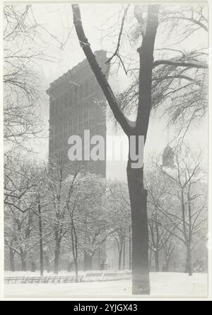 Le Flatiron. Alfred Stieglitz ; américain, 1864-1946. Date : 1903. Dimensions : 12 x 8,4 cm (image/papier/première monture) ; 32 x 24,8 cm (deuxième monture). Imprimé argenté gélatine. Origine : États-Unis. Musée : Chicago Art Institute, FLORENCIA, États-Unis. Banque D'Images