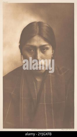 Femme Suquamish. Edward S. Curtis ; américain, 1868-1952. Date : 1899. Dimensions : 39,2 x 22,2 cm (image/papier) ; 55,8 x 45,8 cm (support). Photogravure, planche 305 tirée de 'The North American Indian, volume 9' (1913). Origine : États-Unis. Musée : Chicago Art Institute, FLORENCIA, États-Unis. Auteur : Edward S. Curtis. Banque D'Images
