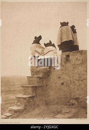 Regarder les danseurs. Edward S. Curtis ; américain, 1868-1952. Date : 1906. Dimensions : 39 x 28,7 cm (image/papier) ; 55,5 x 45,5 cm (support). Photogravure, planche 405 tirée de 'The North American Indian, volume 12' (1922). Origine : États-Unis. Musée : Chicago Art Institute, FLORENCIA, États-Unis. Auteur : Edward S. Curtis. Banque D'Images