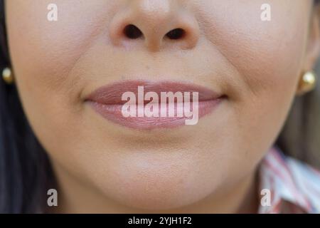 Vue rapprochée d'un visage féminin, en se concentrant sur ses lèvres et son nez. Banque D'Images