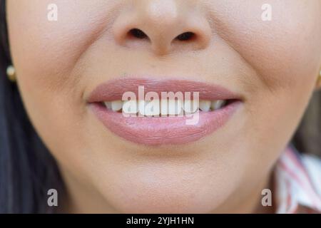 Gros plan des lèvres et des dents féminines souriantes Banque D'Images
