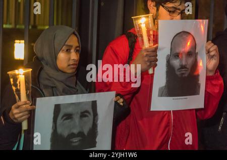 Londres, Royaume-Uni. 11 janvier 2018. Une veillée aux chandelles L'ambassade américaine a marqué le 16e anniversaire du camp de torture illégal de Guantanamo Bay où 41 prisonniers sont toujours détenus, principalement indéfiniment sans inculpation ni procès et la plupart avec des blessures permanentes de torture qui rendraient leur libération embarrassante pour les autorités américaines (et peut-être britanniques). Les manifestants ont allumé des bougies devant la clôture de l'ambassade en écrivant « GITMO », puis se sont tenus debout avec des bougies et de grandes photographies des 41 détenus restants, la plupart les montrant il y a plus de dix ans au début de leur détention illégale Banque D'Images