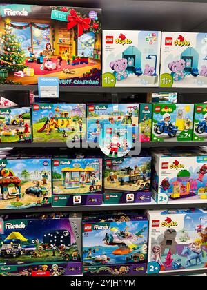 Kiev, Ukraine - 14 novembre 2024 : une variété d'ensembles de jouets Lego et Duplo exposés dans un magasin. Comprend des ensembles à thème pour les enfants, y compris Noël, Banque D'Images