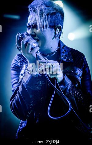 Aarhus, Danemark. 14 novembre 2024. Le groupe de rock américain Black satellite donne un concert au Voxhall à Aarhus. Ici, la chanteuse Larissa Vale est vue en direct sur scène. Banque D'Images