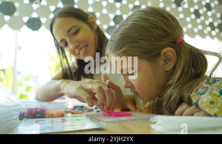 Professeur dans l'atelier a techno deux filles comment assembler une mosaïque thermo Banque D'Images
