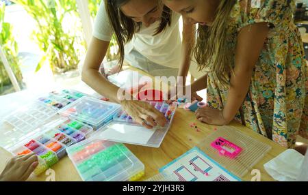 Professeur dans l'atelier a techno deux filles comment assembler une mosaïque thermo Banque D'Images