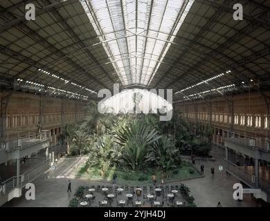 L'INTÉRIEURAPT- VISTA GENERAL DEL réflexe vestibulo CON PLANTAS CENTRALE - jardin tropical. Auteur : Rafael Moneo. Emplacement : ESTACION DE Atocha. MADRID. L'ESPAGNE. Banque D'Images