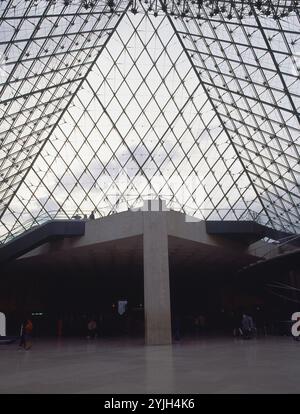 EXTÉRIEUR-INTÉRIEUR DE LA PIRAMIDE-ENTRADA AL MUSEO-HALL NAPOLEON-DISTRIBUIDOR. Auteur : Ieoh Ming Pei. LIEU : MUSEO DEL LOUVRE-INTERIOR. France. Banque D'Images