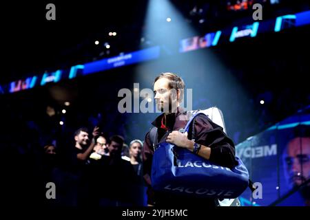 Turin, Italie. 14 novembre 2022. Daniil Medvedev, de Russie, regarde pendant le match en simple Round Robin entre Jannik Sinner, d'Italie, et Daniil Medvedev, de Russie, le cinquième jour de la finale Nitto ATP 2024 à l'Inalpi Arena le 14 novembre 2024 à Turin, Italie. Crédit : Marco Canoniero/Alamy Live News Banque D'Images