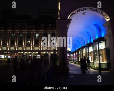 Entrée illuminée de la salle d'arcade Royal Opera House la nuit à Londres, Royaume-Uni Banque D'Images