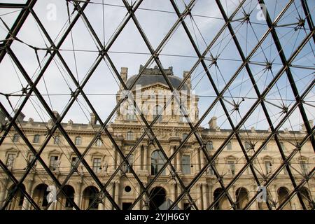 France. Paris. Pyramide du Louvre. Conçu par I.M.Pei., 1989. Vue depuis le hall souterrain de la pyramide. Banque D'Images
