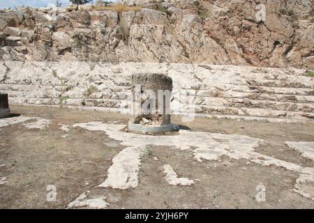 Grèce. Elefsina. Vue sur les ruines du Telesterion, le 'lieu de l'initiation'. Banque D'Images