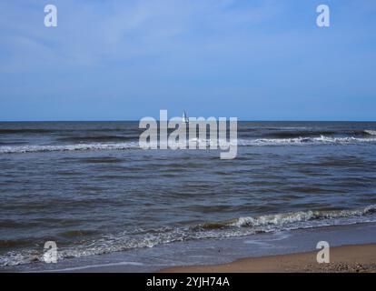 Un seul bateau en arrière-plan sur une plage à Noordwijk, pays-Bas Banque D'Images