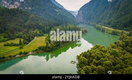 STENICO, ITALIE – 28 AOÛT 2024 : le paisible Lago di Ponte Pià, niché dans la réserve de biosphère de l’UNESCO, reflète la végétation luxuriante environnante, Shoc Banque D'Images