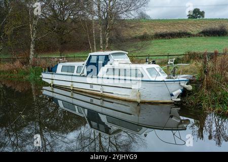 Bateaux amarrés le long de la voie navigable intérieure du canal Caldon près de Denford, Angleterre, Royaume-Uni. Banque D'Images