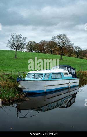 Bateaux amarrés le long de la voie navigable intérieure du canal Caldon près de Denford, Angleterre, Royaume-Uni. Banque D'Images