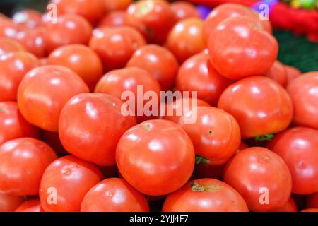 Un tas de tomates rouges Banque D'Images
