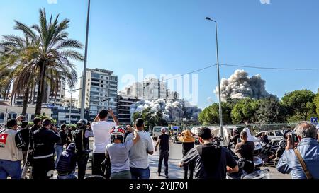 Beyrouth, Liban. 15 novembre 2024. La fumée monte alors qu'une frappe aérienne israélienne frappe un bâtiment à Chiyah, Beyrouth, suite à un avertissement d'évacuation de l'armée israélienne. Israël a frappé 30 sites dans la banlieue sud de Beyrouth en 48 heures cette semaine, a déclaré l'armée israélienne. Crédit : SOPA images Limited/Alamy Live News Banque D'Images