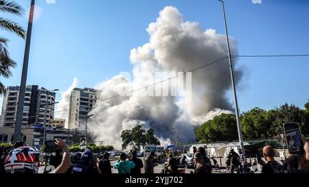 Beyrouth, Liban. 15 novembre 2024. La fumée monte alors qu'une frappe aérienne israélienne frappe un bâtiment à Chiyah, Beyrouth, suite à un avertissement d'évacuation de l'armée israélienne. Israël a frappé 30 sites dans la banlieue sud de Beyrouth en 48 heures cette semaine, a déclaré l'armée israélienne. Crédit : SOPA images Limited/Alamy Live News Banque D'Images