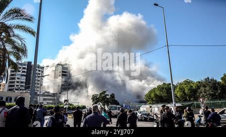 Beyrouth, Liban. 15 novembre 2024. La fumée monte alors qu'une frappe aérienne israélienne frappe un bâtiment à Chiyah, Beyrouth, suite à un avertissement d'évacuation de l'armée israélienne. Israël a frappé 30 sites dans la banlieue sud de Beyrouth en 48 heures cette semaine, a déclaré l'armée israélienne. Crédit : SOPA images Limited/Alamy Live News Banque D'Images