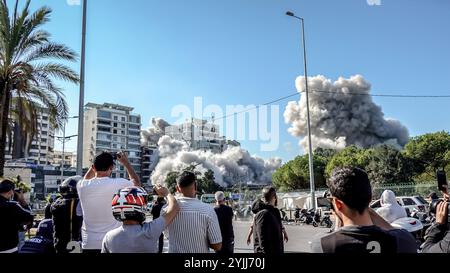 Beyrouth, Liban. 15 novembre 2024. La fumée monte alors qu'une frappe aérienne israélienne frappe un bâtiment à Chiyah, Beyrouth, suite à un avertissement d'évacuation de l'armée israélienne. Israël a frappé 30 sites dans la banlieue sud de Beyrouth en 48 heures cette semaine, a déclaré l'armée israélienne. Crédit : SOPA images Limited/Alamy Live News Banque D'Images