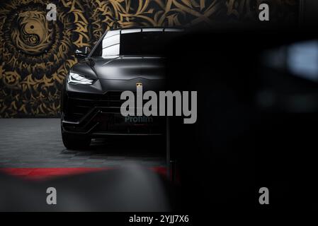 Gros plan de Lamborghini Urus performante avec toile de fond artistique Banque D'Images