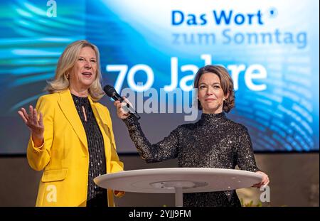 Festveranstaltung zum 70. Geburtstag des Wort zum Sonntag am Donnerstag 14.11.2024 in der evangelischen propose Markus Kirche in Muenchen Foto v.Li. : Katja Wildermuth, Intendantin des Bayerischen Rundfunks und Moderatorin Anna Planken. Seit 70 Jahren sendet die ARD am Samstagabend nach den Tagesthemen das Wort zum Sonntag . Rund 320 Sprecherinnen und sprecher haben snow in je vier Minuten ihren christlichen Blick auf die aktuellen Weltereignisse geworfen. Gut 120 Gaeste aus Kirche, Gesellschaft und Medien waren am Donnerstagabend der Einladung der Deutschen Bischofskonferenz, der Evangelischen Banque D'Images