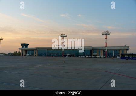 Un grand terminal d'aéroport avec un grand panneau qui dit 'VANNEM' dessus Banque D'Images