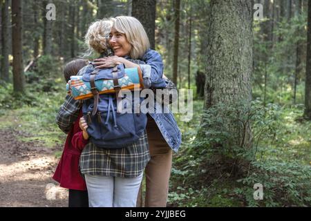 Grand-mère, mère et fille se rencontrent pour marcher en forêt Banque D'Images