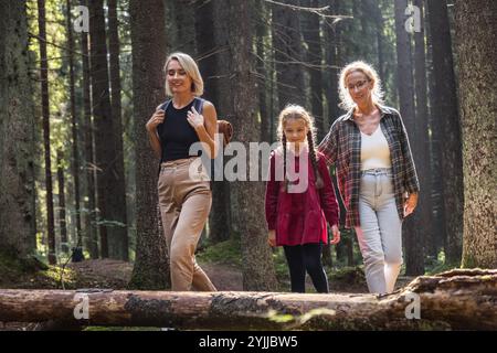 Grand-mère, mère et fille marchant ensemble sur le sentier forestier Banque D'Images