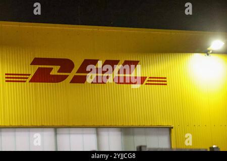 DHL, Symbolbild für DHL, Paketdienst, Logistik, Nachtdienst, Versand, Lieferzentrum, Expressdienst, Güterverkehr, Allemagne, Zustellservice, Fracht, Paketzustellung, Briefpost, Kurier, Unternehmenslogo, Nachtaufnahme, Lagerhalle, transport, Logistikzentrum, Warenhaus, Schichtarbeit, Beleuchtung, Lagergebäude *** DHL, image de symbole pour DHL, service colis, logistique, service de nuit, expédition, centre de livraison, service express, transport de fret, Allemagne, service de livraison, fret, livraison de colis, courrier postal, courrier, logo d'entreprise, prise de vue de nuit, entrepôt, transport, centre logistique, entrepôt, Banque D'Images